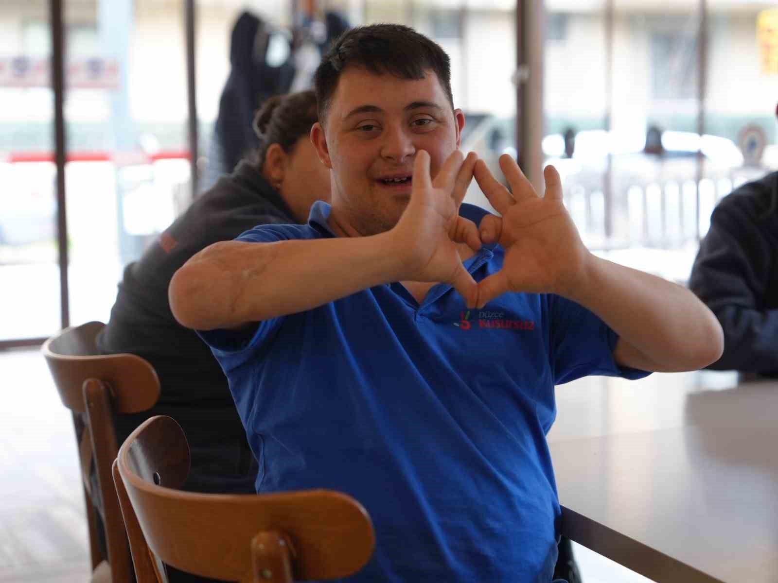 Ünlü oyuncu Çelebi down sedromlu bireylerin çalıştığı kafede
