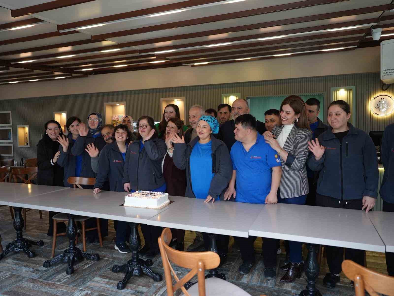 Ünlü oyuncu Çelebi down sedromlu bireylerin çalıştığı kafede
