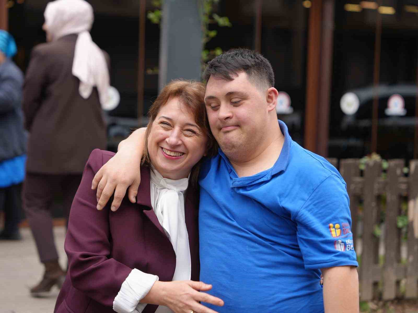 Ünlü oyuncu Çelebi down sedromlu bireylerin çalıştığı kafede
