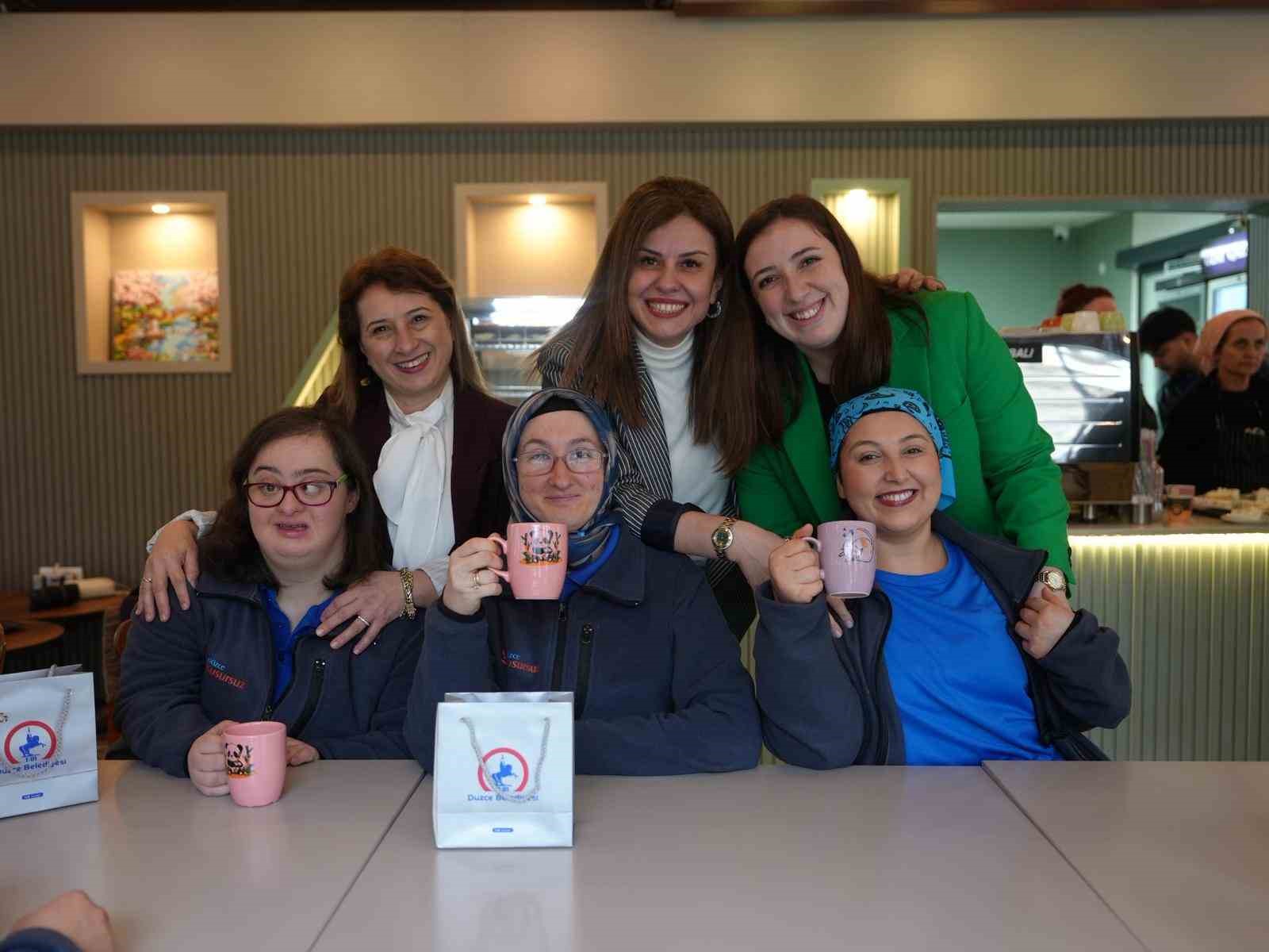 Ünlü oyuncu Çelebi down sedromlu bireylerin çalıştığı kafede
