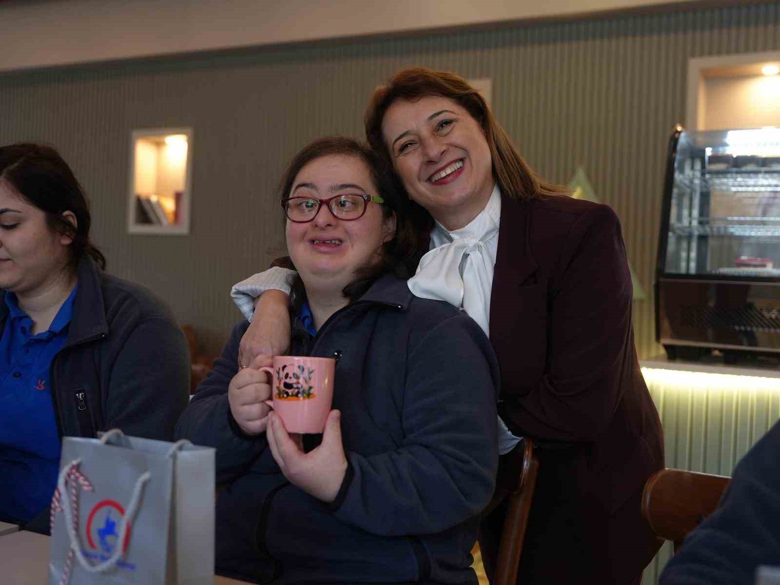 Ünlü oyuncu Çelebi down sedromlu bireylerin çalıştığı kafede
