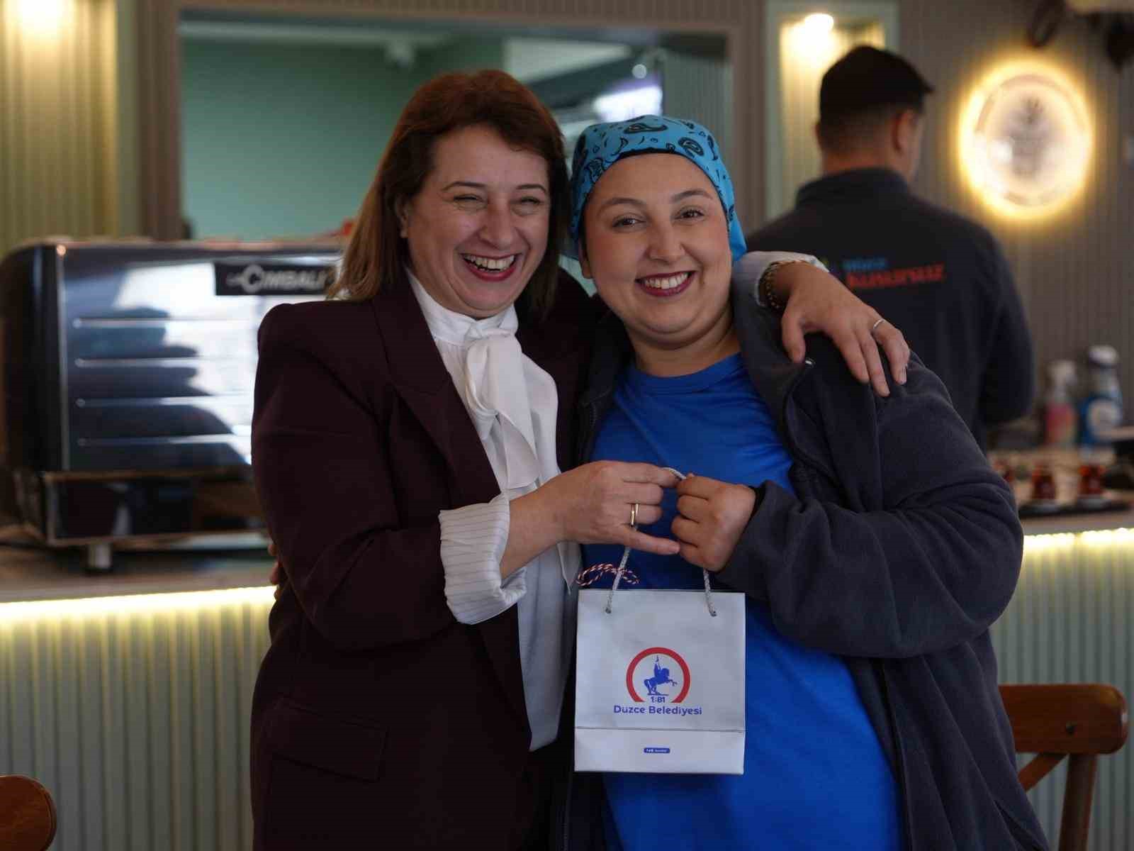 Ünlü oyuncu Çelebi down sedromlu bireylerin çalıştığı kafede
