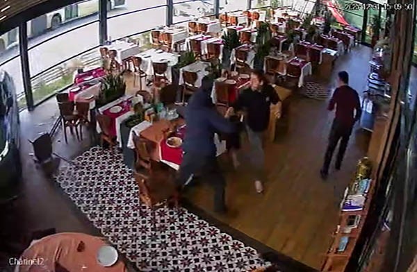 Ünlü sanatçı Cahit Berkay, kullandığı araçla restorana daldı
