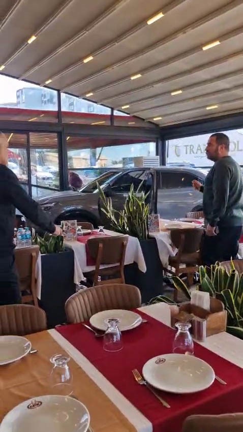 Ünlü sanatçı Cahit Berkay, kullandığı araçla restorana daldı
