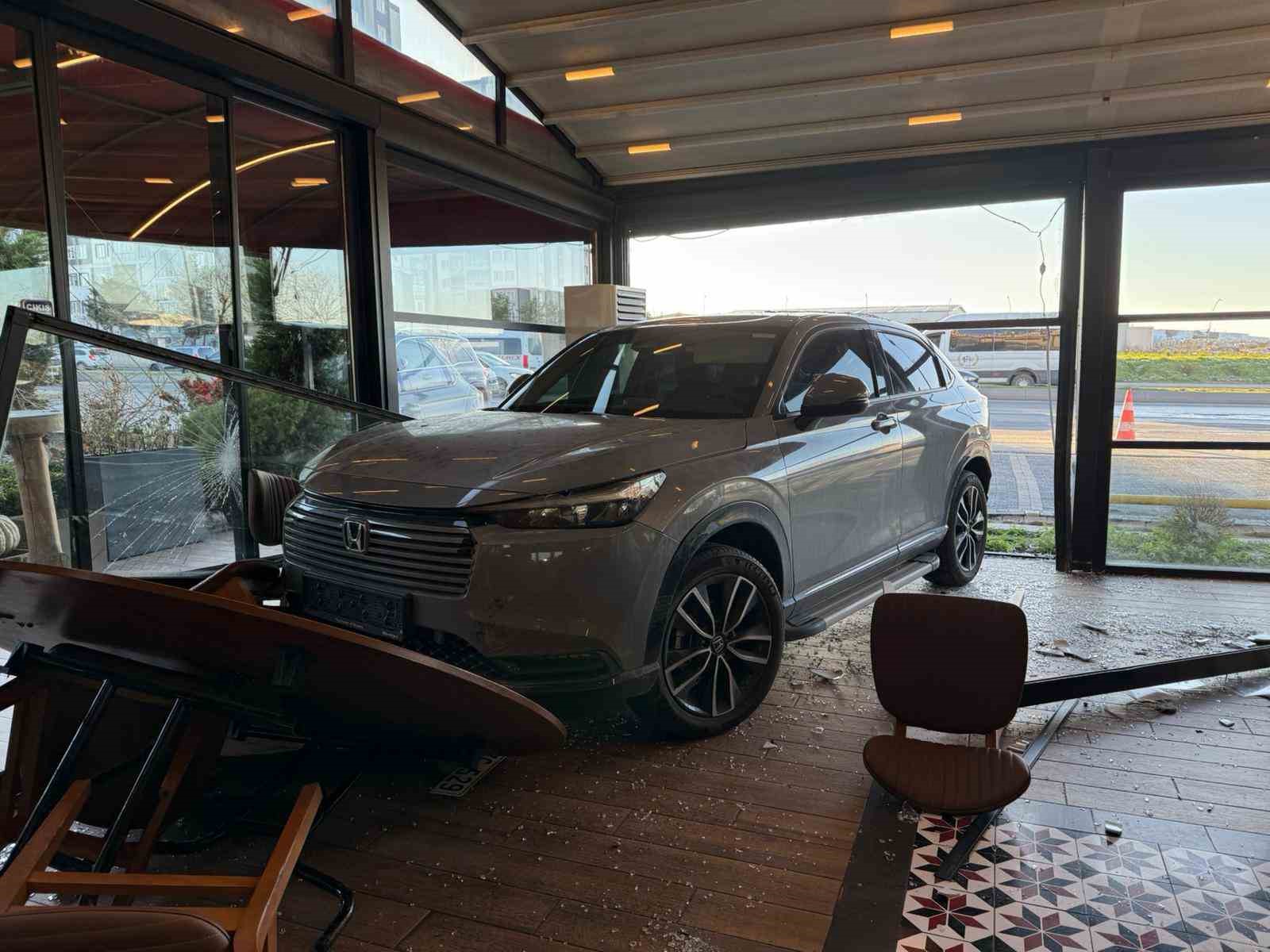 Ünlü sanatçı Cahit Berkay’ın aracıyla daldığı restoranın işletmecisi o anları anlattı
