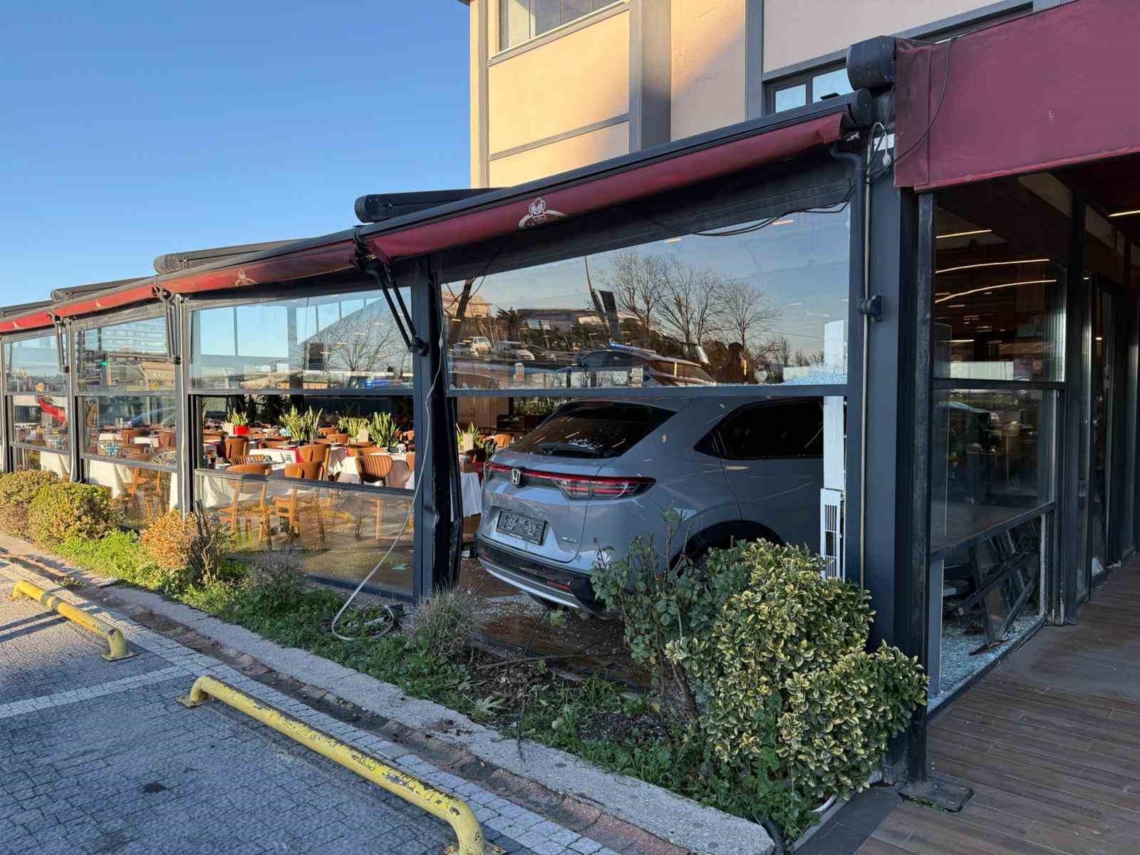 Ünlü sanatçı Cahit Berkay’ın aracıyla daldığı restoranın işletmecisi o anları anlattı
