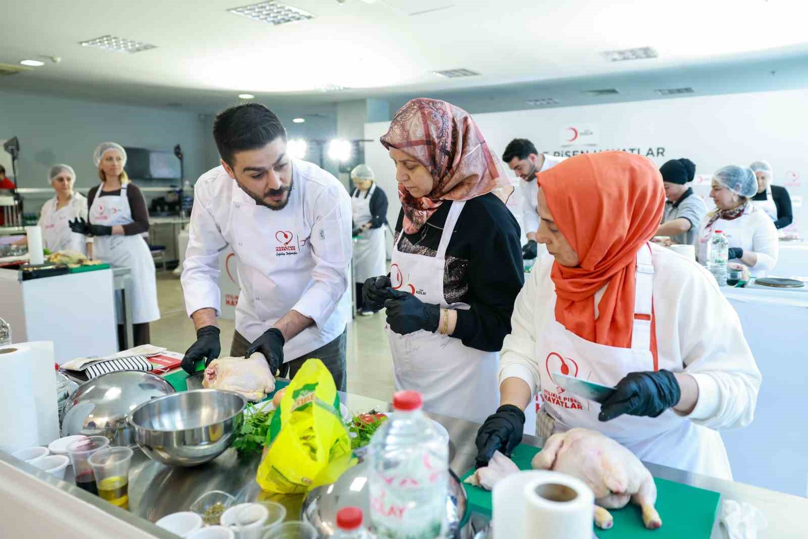 Ünlü şef Danilo Zanna depremzede kadınlarla aynı mutfakta buluştu
