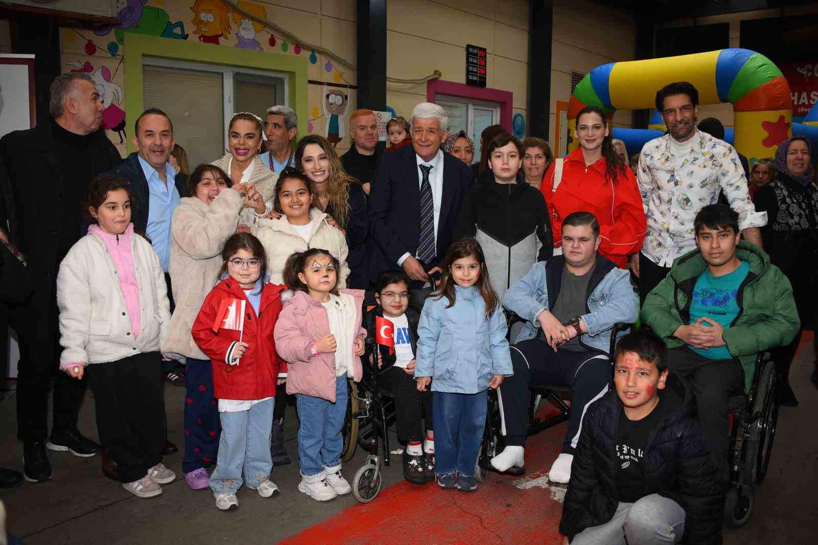 Ünlüler minik kalplere dokundu
