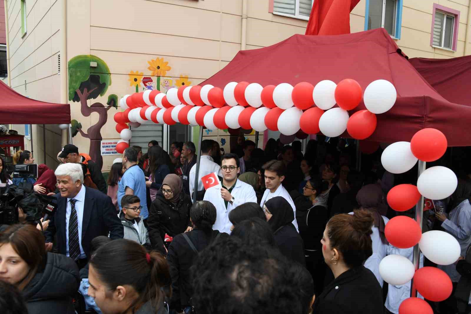 Ünlüler minik kalplere dokundu
