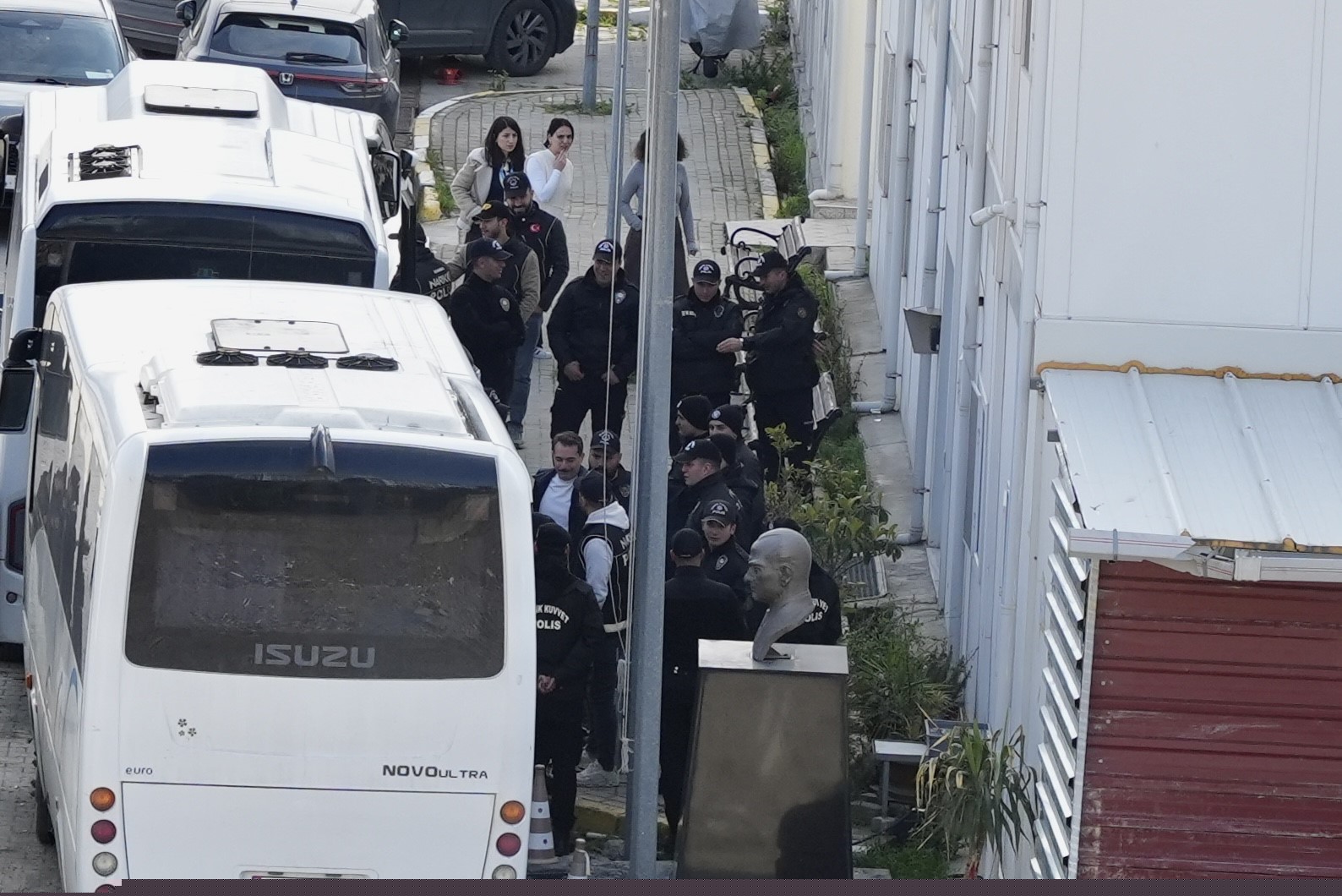 Ünlüler saç ve kan örnekleri alınmak üzere Adli Tıp Kurumu’na getirildi
