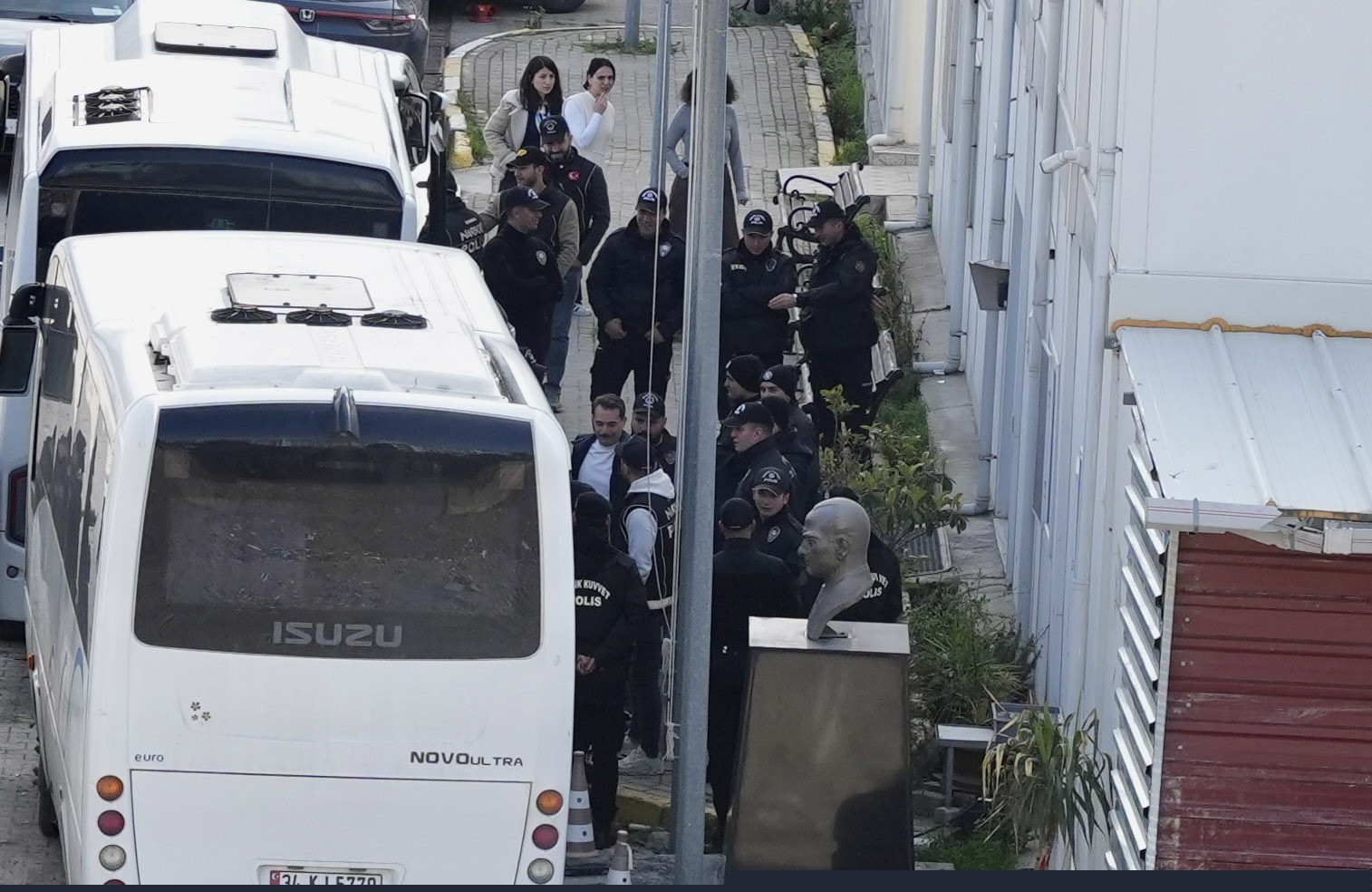 Ünlüler saç ve kan örnekleri alınmak üzere Adli Tıp Kurumu’na getirildi
