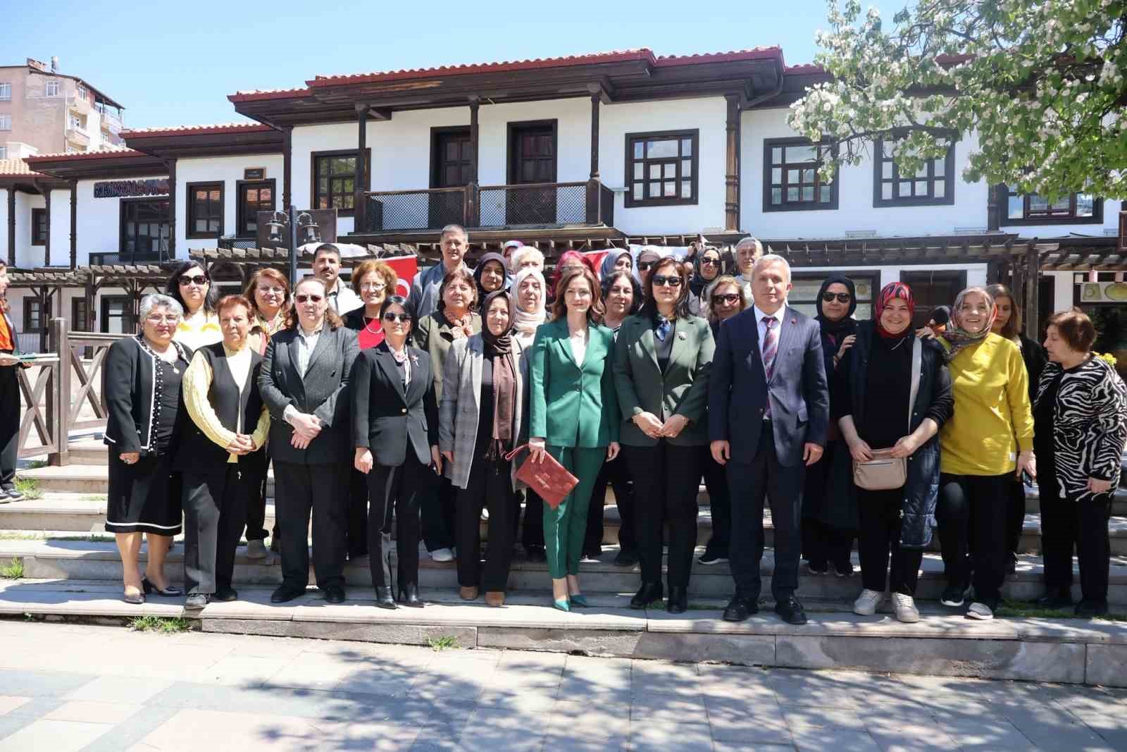 Unutulmaya yüz tutan "el nakışı" bu kursla gelecek nesillere aktarılacak
