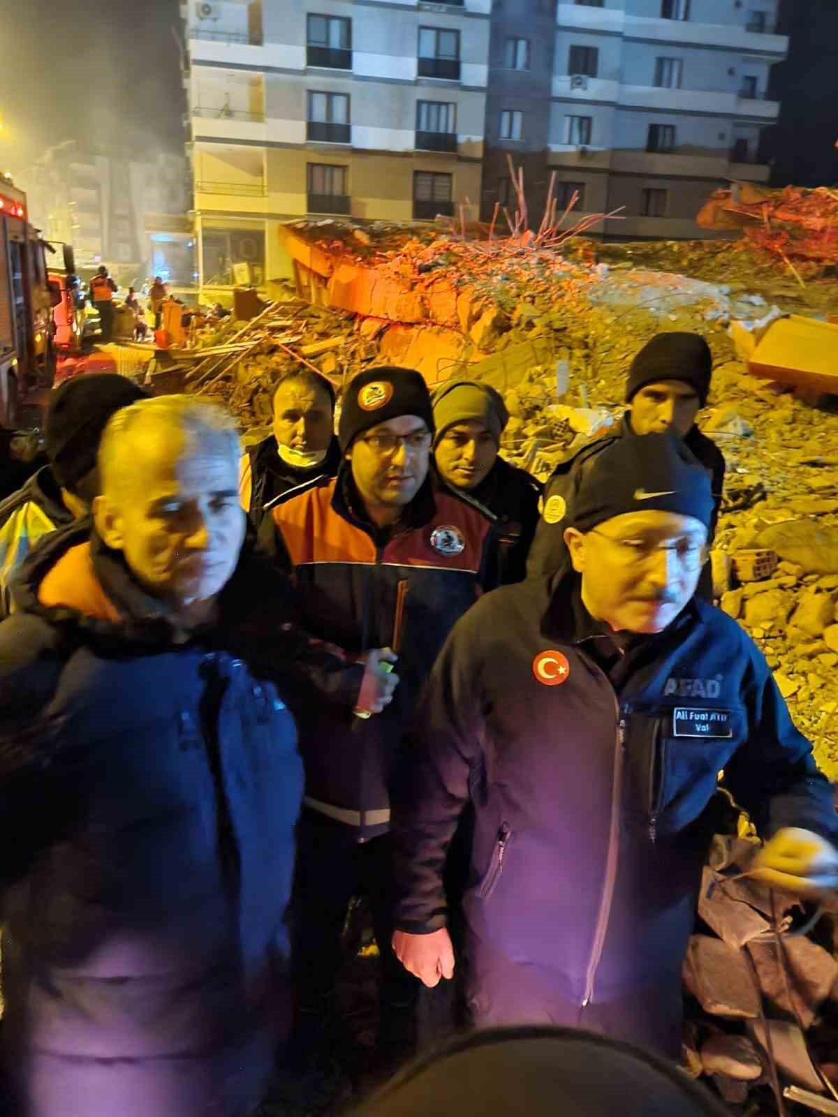 Unutulmayan fedakarlık: Kolunda kemoterapi serumuyla deprem bölgesinde çalıştı
