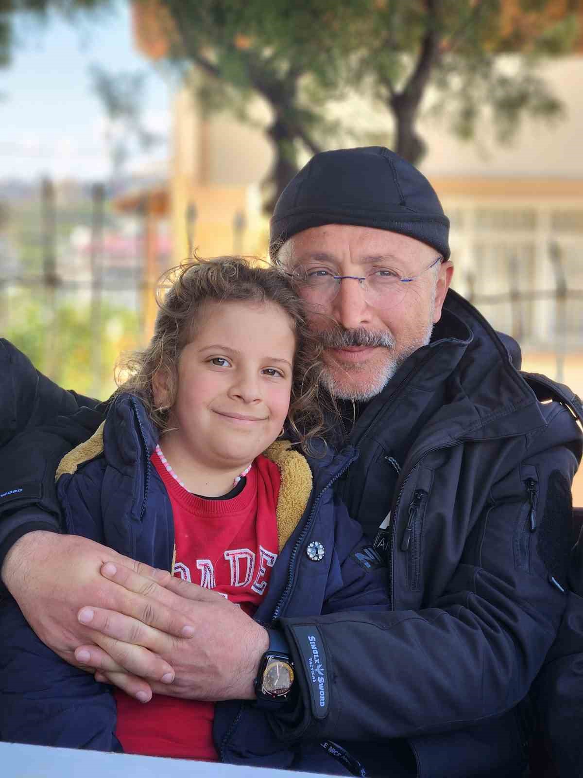 Unutulmayan fedakarlık: Kolunda kemoterapi serumuyla deprem bölgesinde çalıştı
