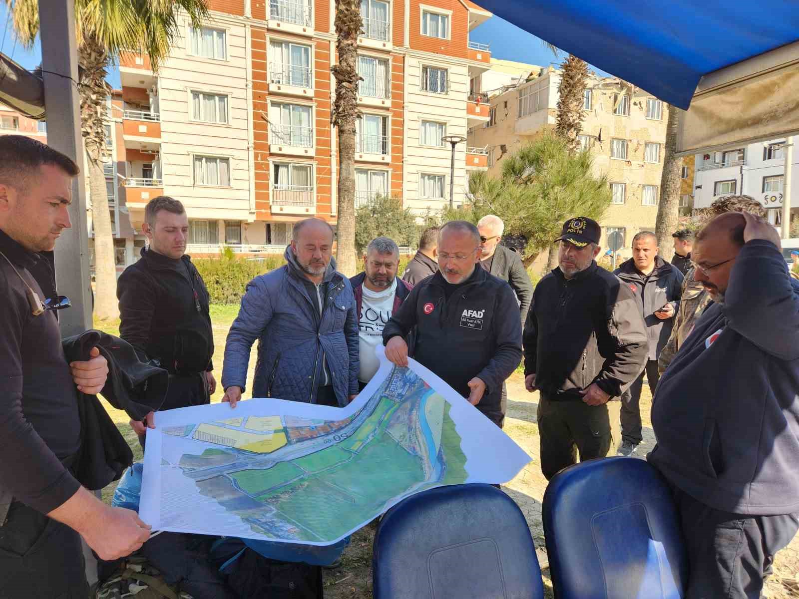 Unutulmayan fedakarlık: Kolunda kemoterapi serumuyla deprem bölgesinde çalıştı
