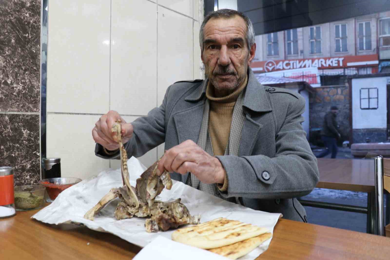 Ürkütücü görüntüsüne rağmen afiyetle tüketiliyor
Ürkütücü görüntüsüne rağmen afiyetle tüketiliyor