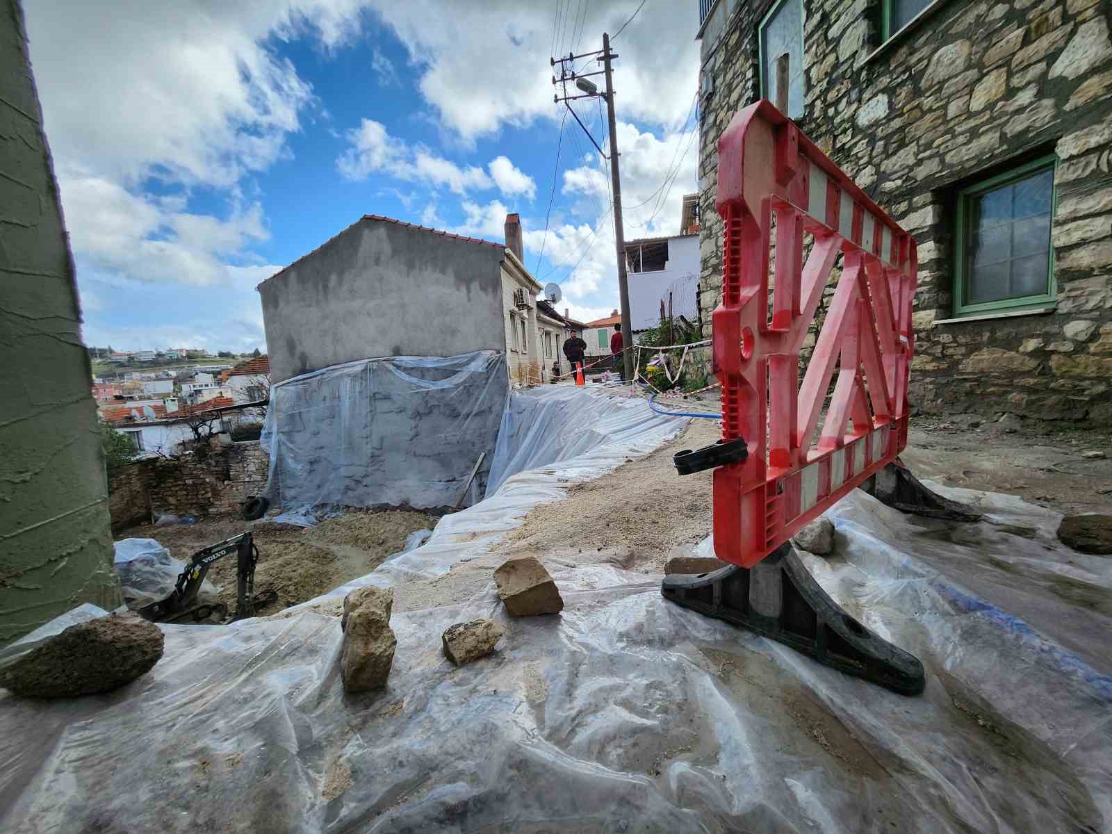 Urla’da önlem alınmadan yapılan temel kazısı faciaya neden oluyordu
