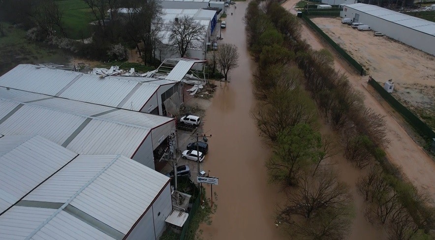 Ürünlü Deresi taştı, araçlar mahsur kaldı
