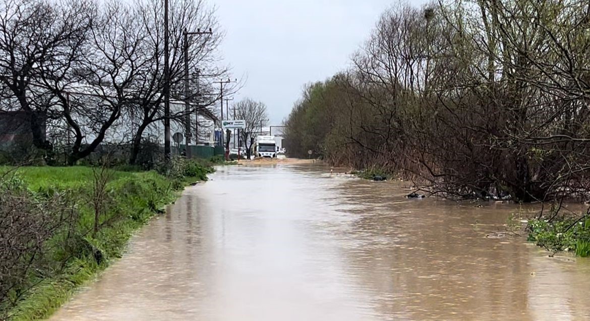 Ürünlü Deresi taştı, araçlar mahsur kaldı
