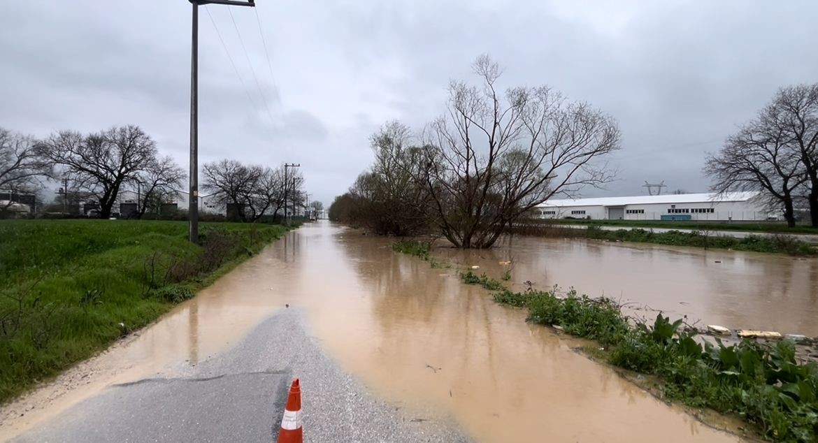 Ürünlü Deresi taştı, araçlar mahsur kaldı
