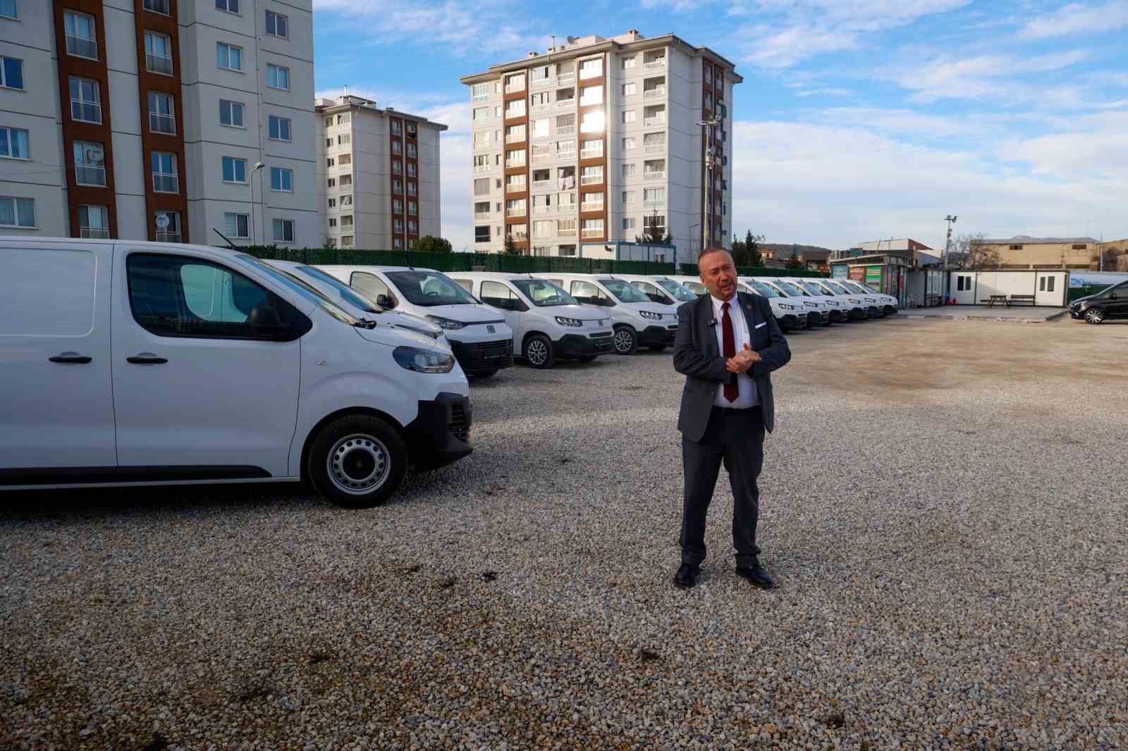 Uşak Belediyesi 14 tane yeni hizmet aracını bünyesine katarak araç filosunu genişletti
