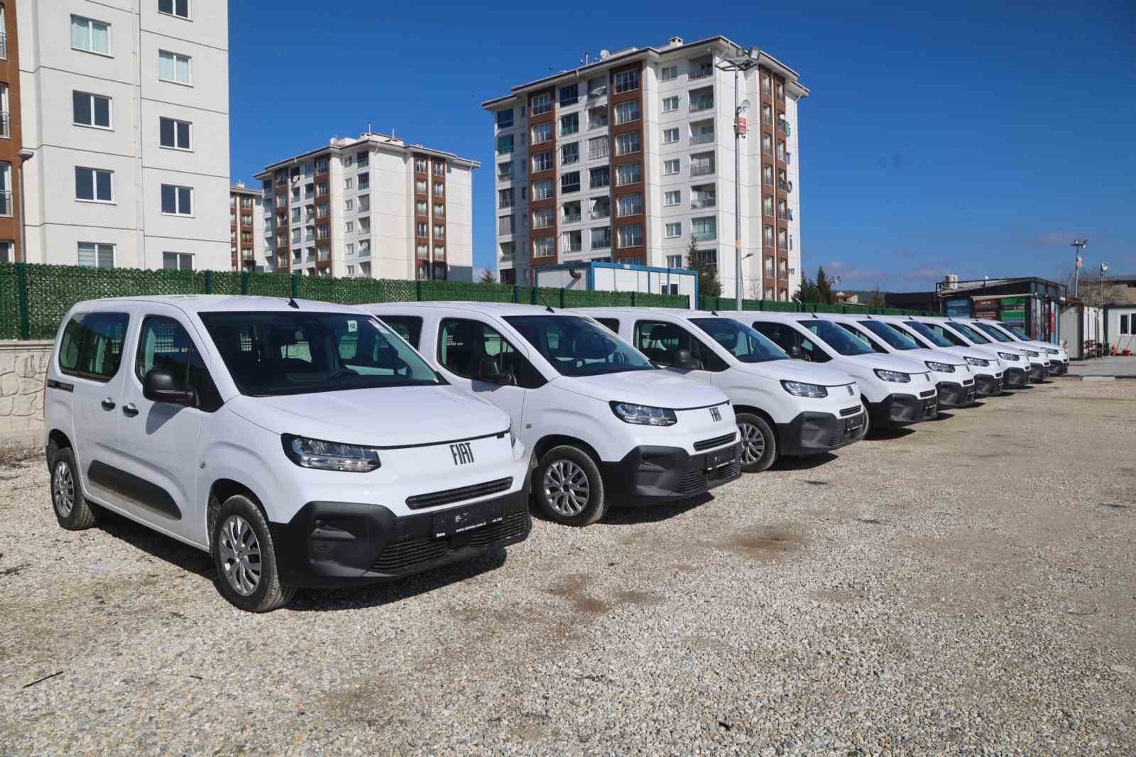 Uşak Belediyesi 14 tane yeni hizmet aracını bünyesine katarak araç filosunu genişletti
