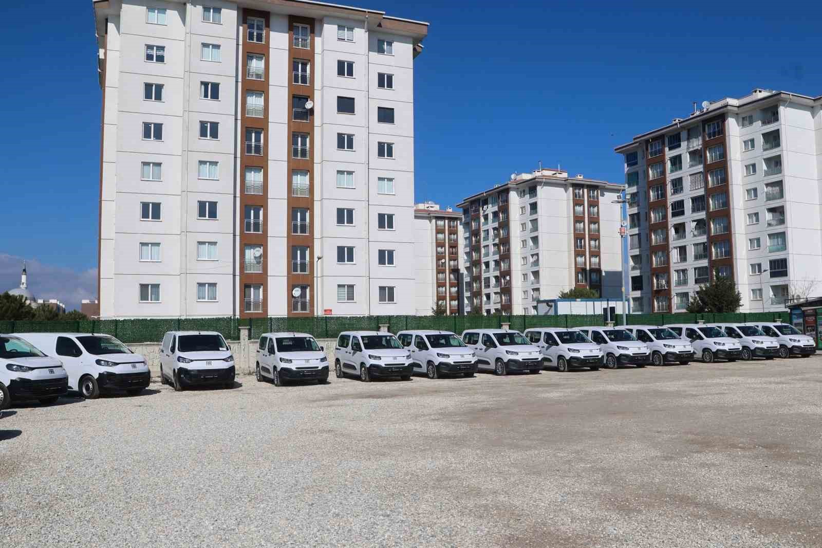 Uşak Belediyesi 14 tane yeni hizmet aracını bünyesine katarak araç filosunu genişletti
