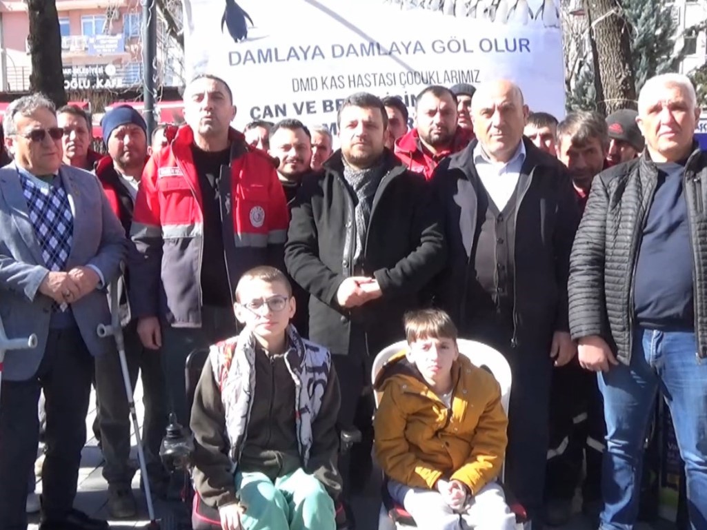 Uşak Belediyesi personeli, hasta iki kardeş için harekete geçti
