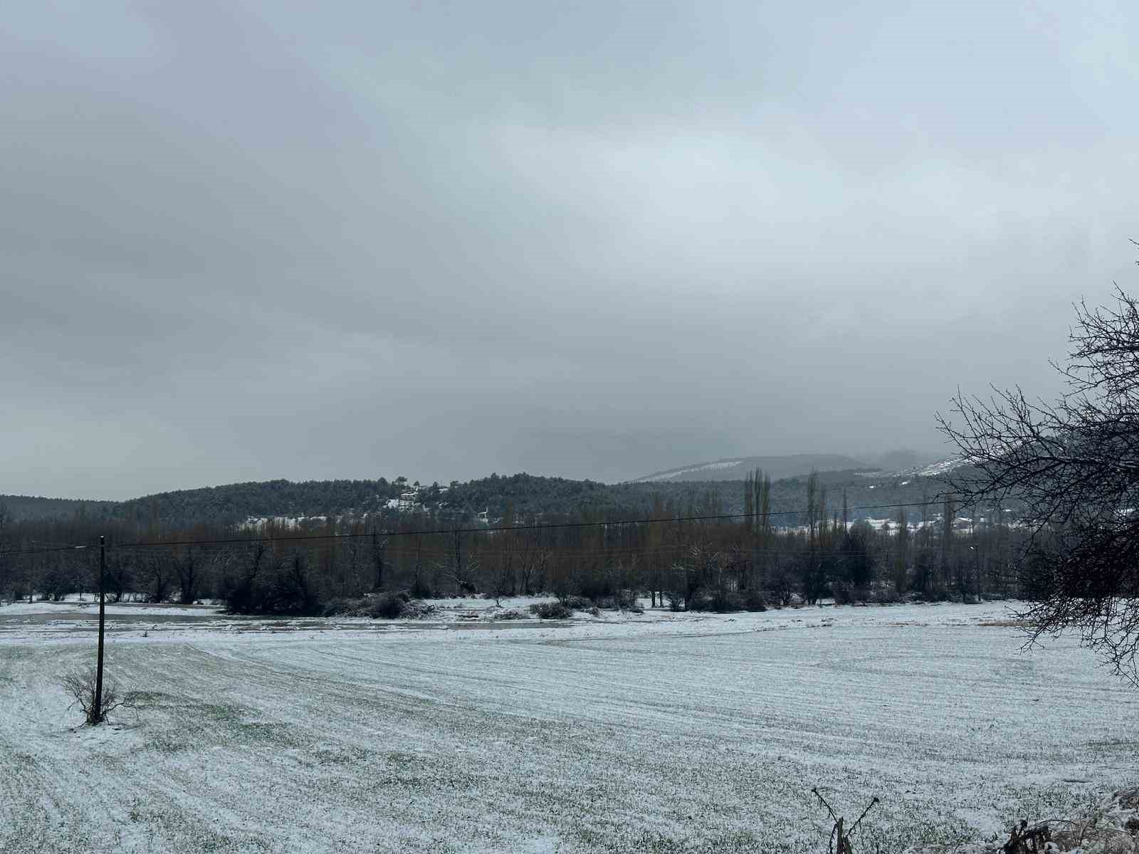Uşak’ın yüksek kesimleri beyaza büründü
