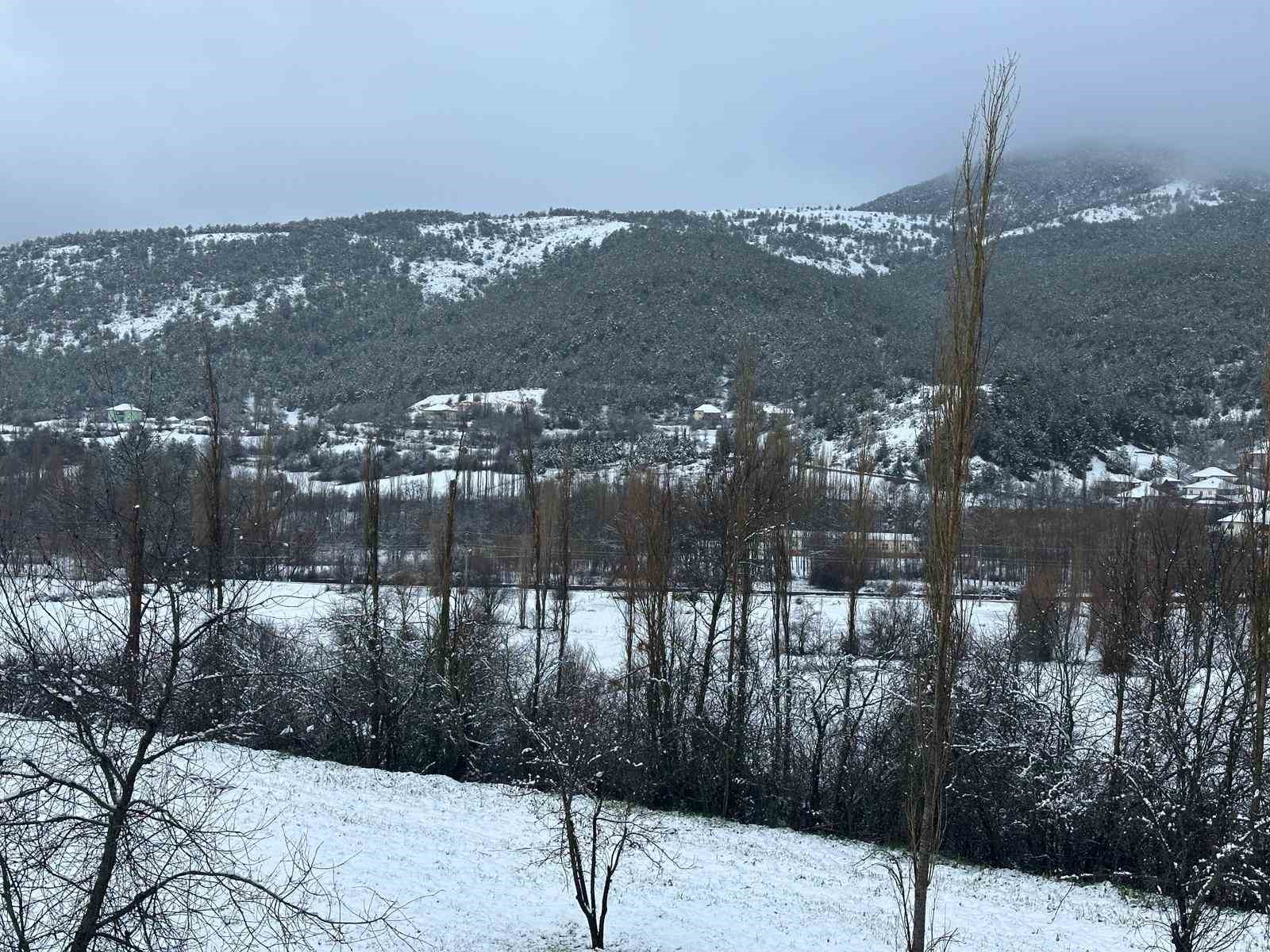Uşak’ın yüksek kesimleri beyaza büründü
