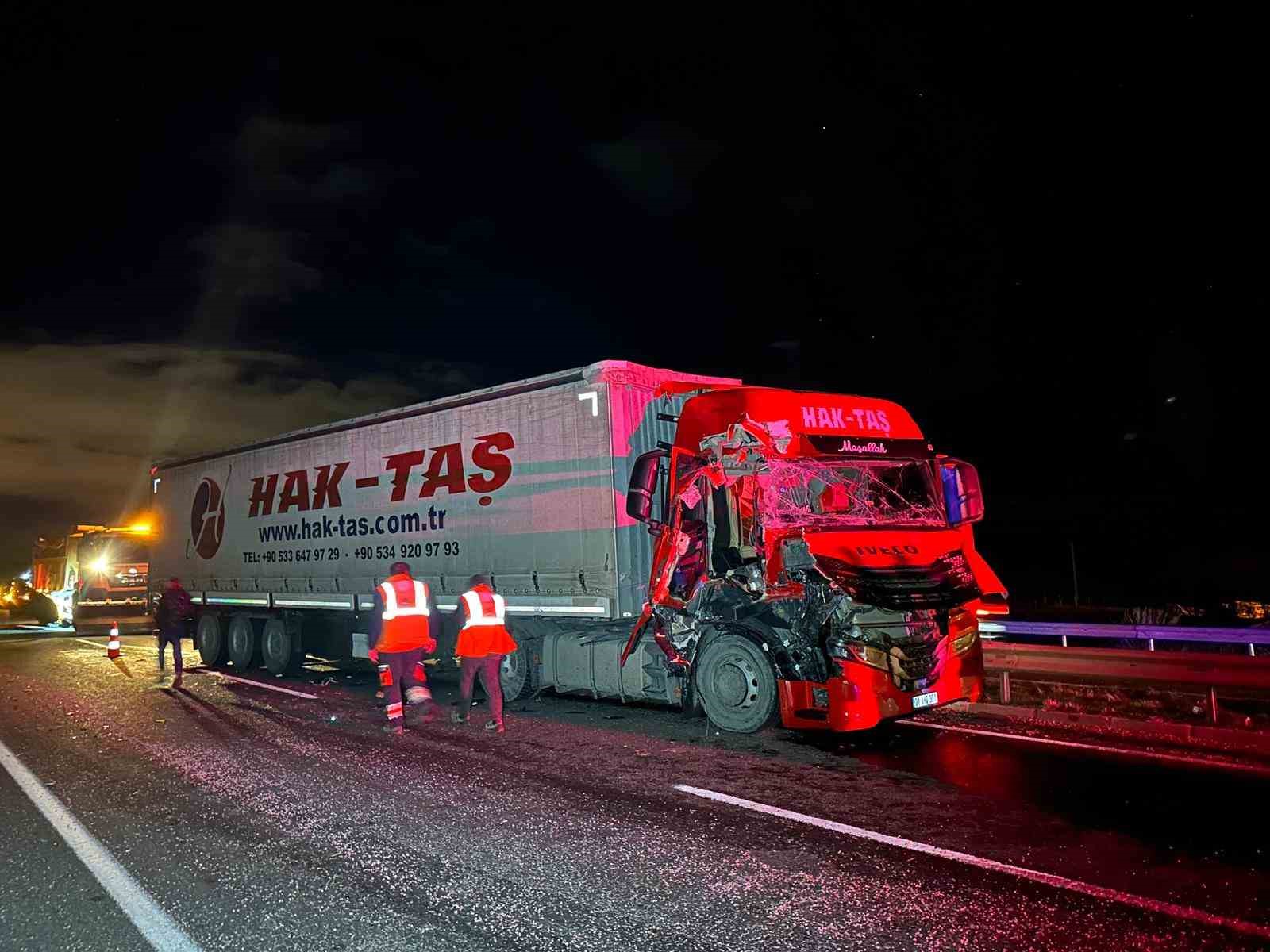 Uşak’ta 2 tır çarpıştı: 1 yaralı
