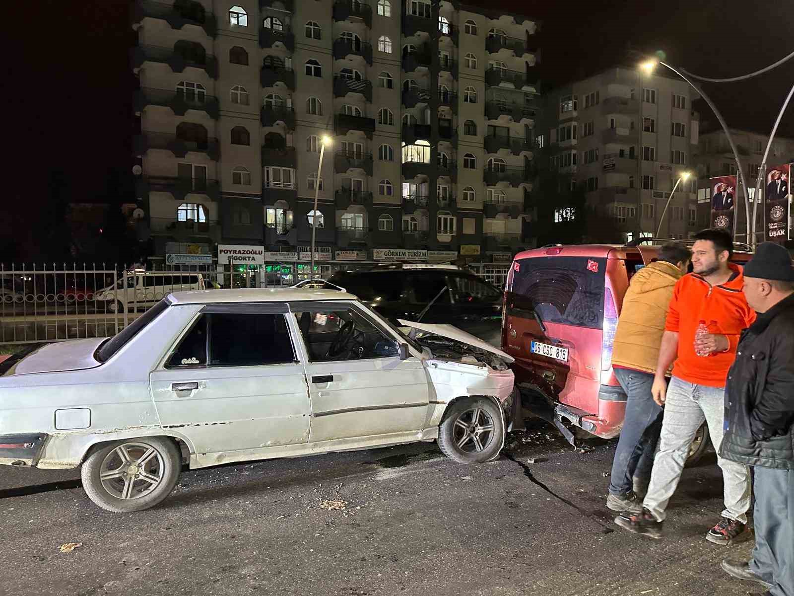 Uşak’ta 4 araçlı zincirleme kazada 6 kişi yaralandı
