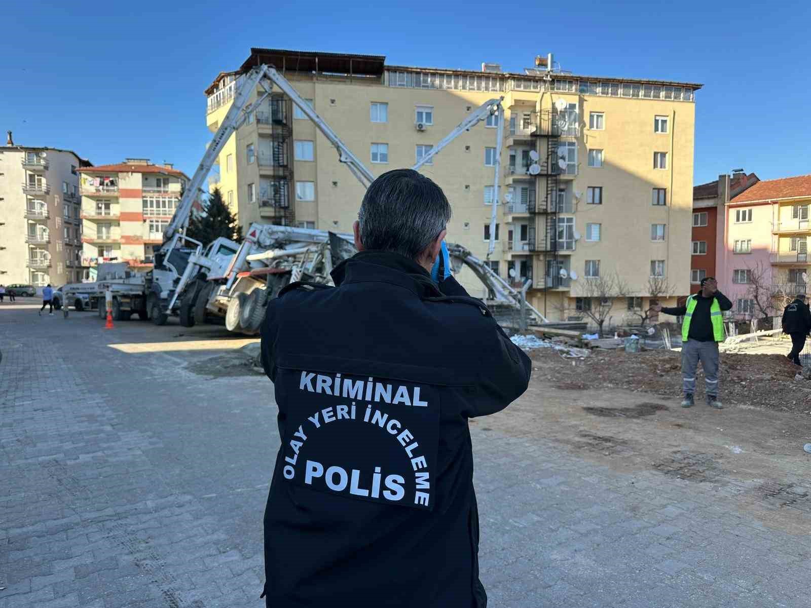 Uşak’ta beton pompası yan yattı: Altında kalan işçi hayatını kaybetti
