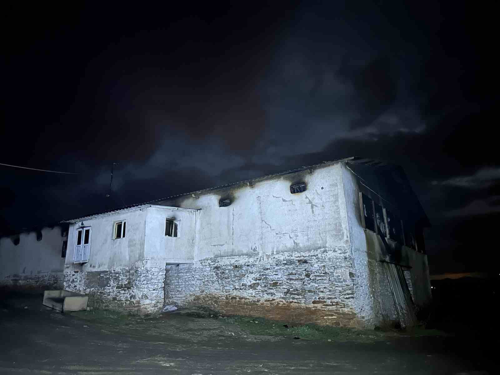 Uşak’ta boş tavuk çiftliğinde çıkan yangın korkuttu
