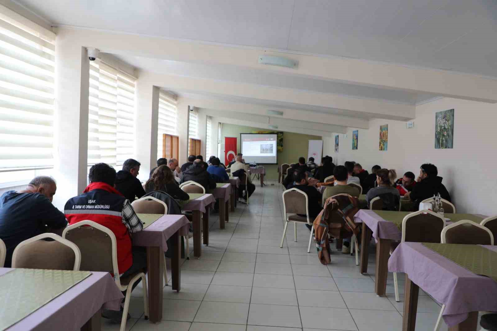 Uşak’ta buzağı kayıplarını azaltmaya yönelik eğitim programı düzenlendi
