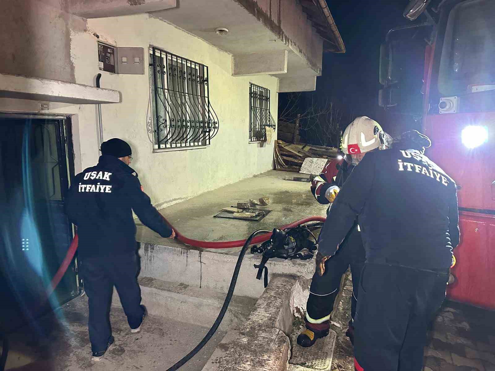 Uşak’ta çatı yangını paniğe neden oldu
