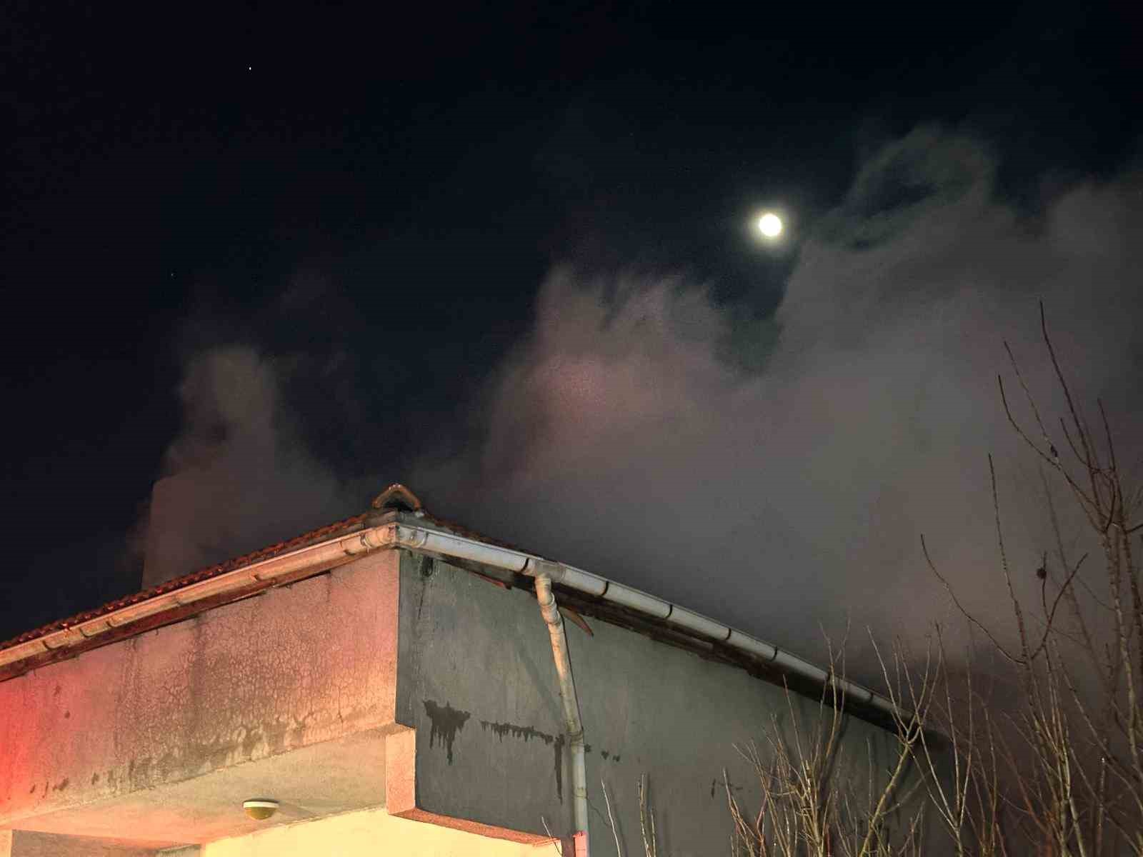 Uşak’ta çatı yangını paniğe neden oldu
