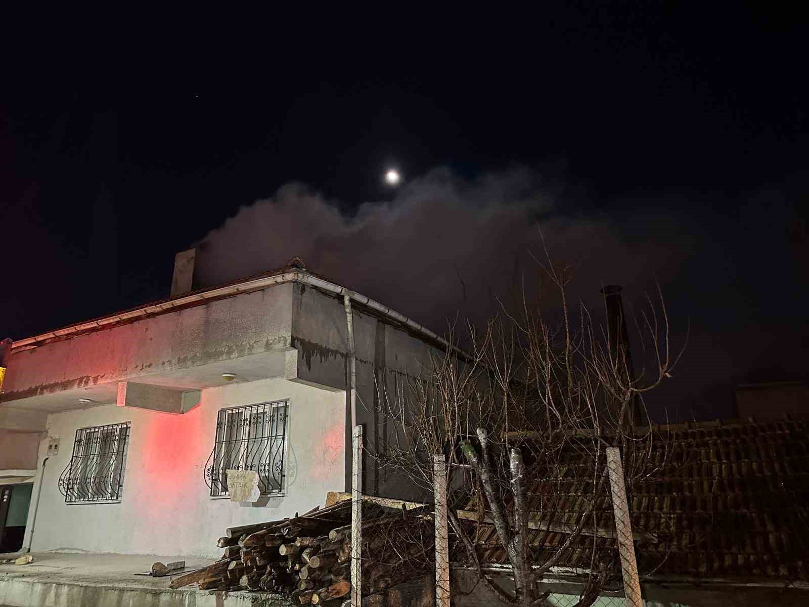 Uşak’ta çatı yangını paniğe neden oldu
