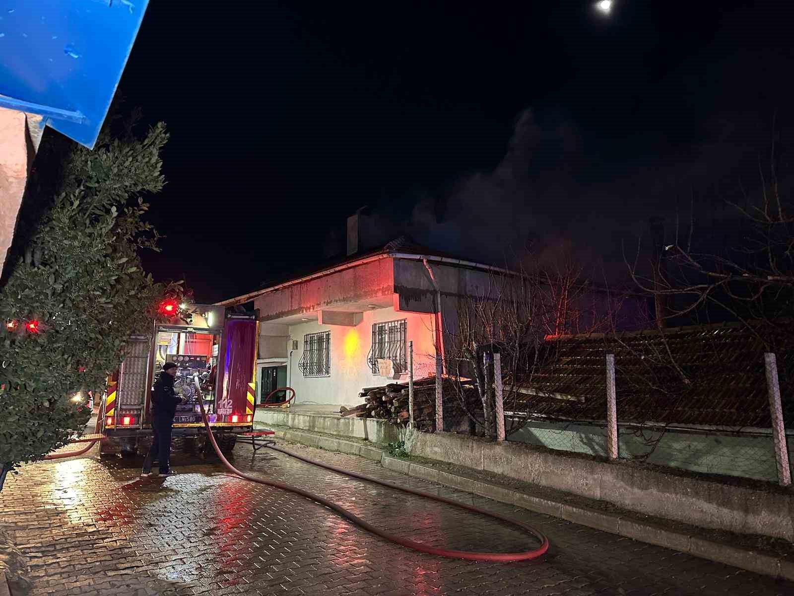 Uşak’ta çatı yangını paniğe neden oldu
