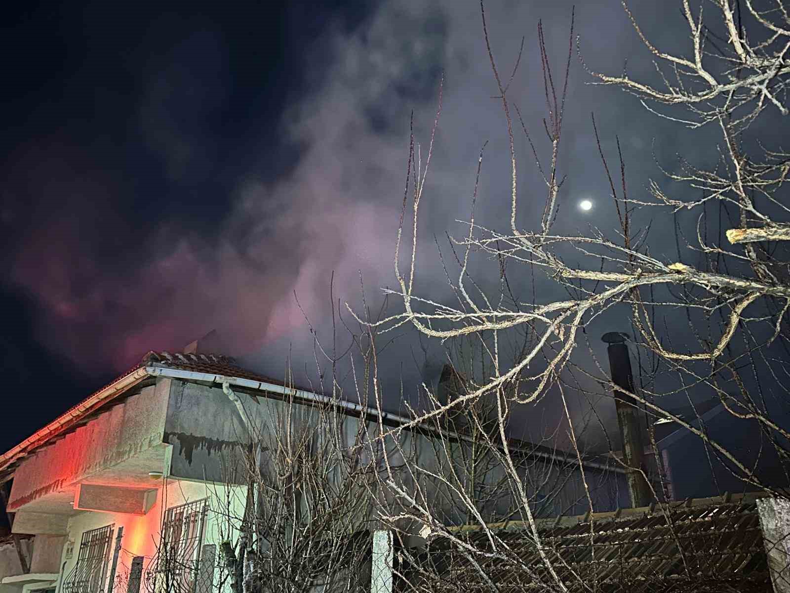 Uşak’ta çatı yangını paniğe neden oldu
