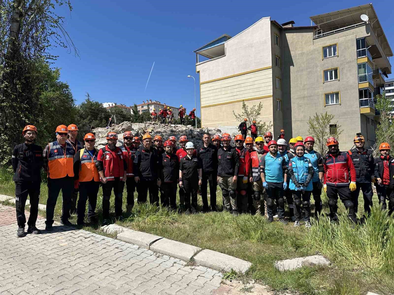 Uşak’ta gerçeği aratmayan deprem tatbikatı gerçekleştirildi

