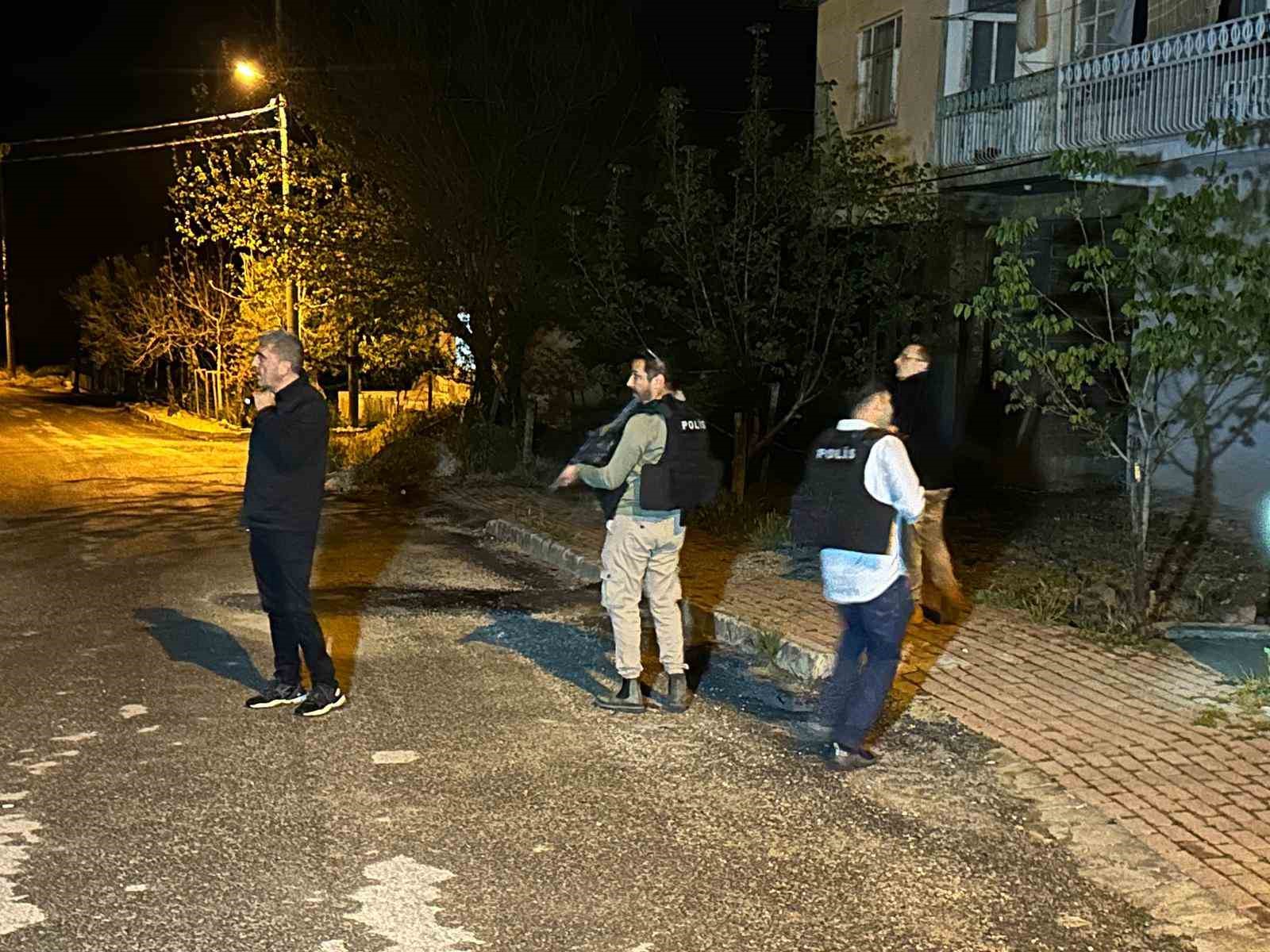 Uşak’ta görev başındaki polis ekiplerine pompalı tüfekle ateş açıldı: 2 polis yaralandı
