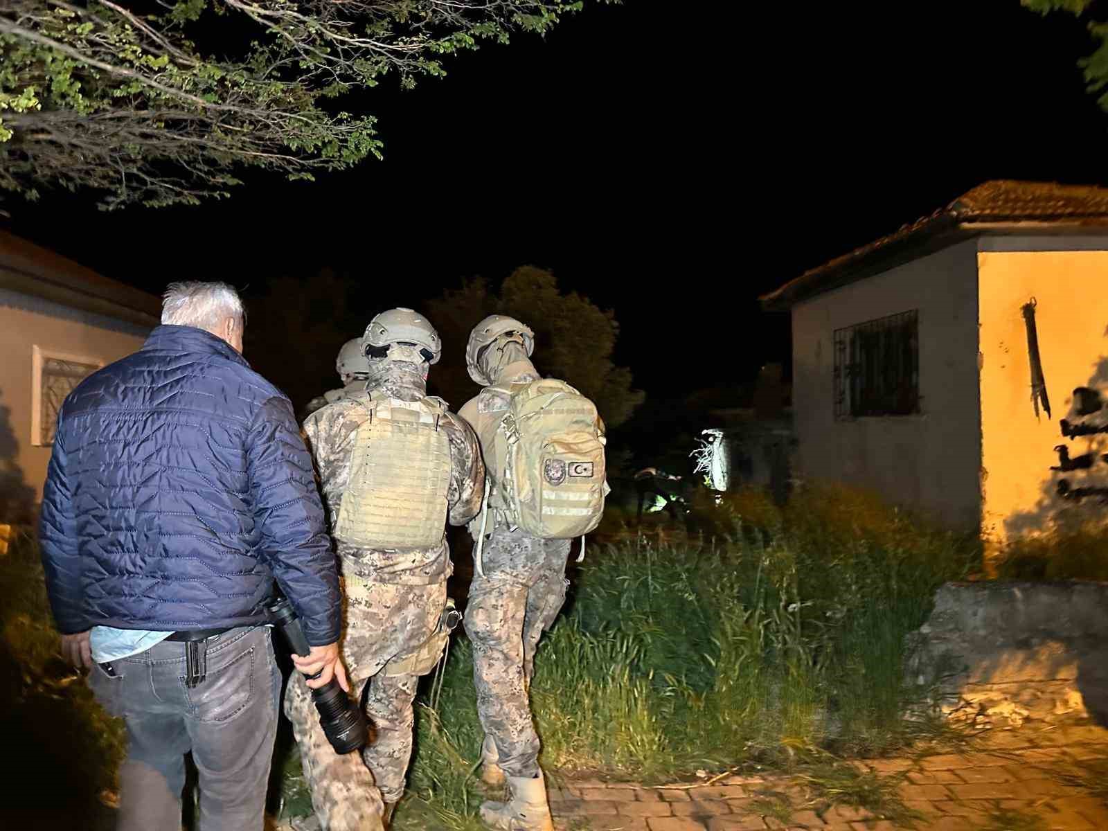 Uşak’ta görev başındaki polis ekiplerine pompalı tüfekle ateş açıldı: 2 polis yaralandı
