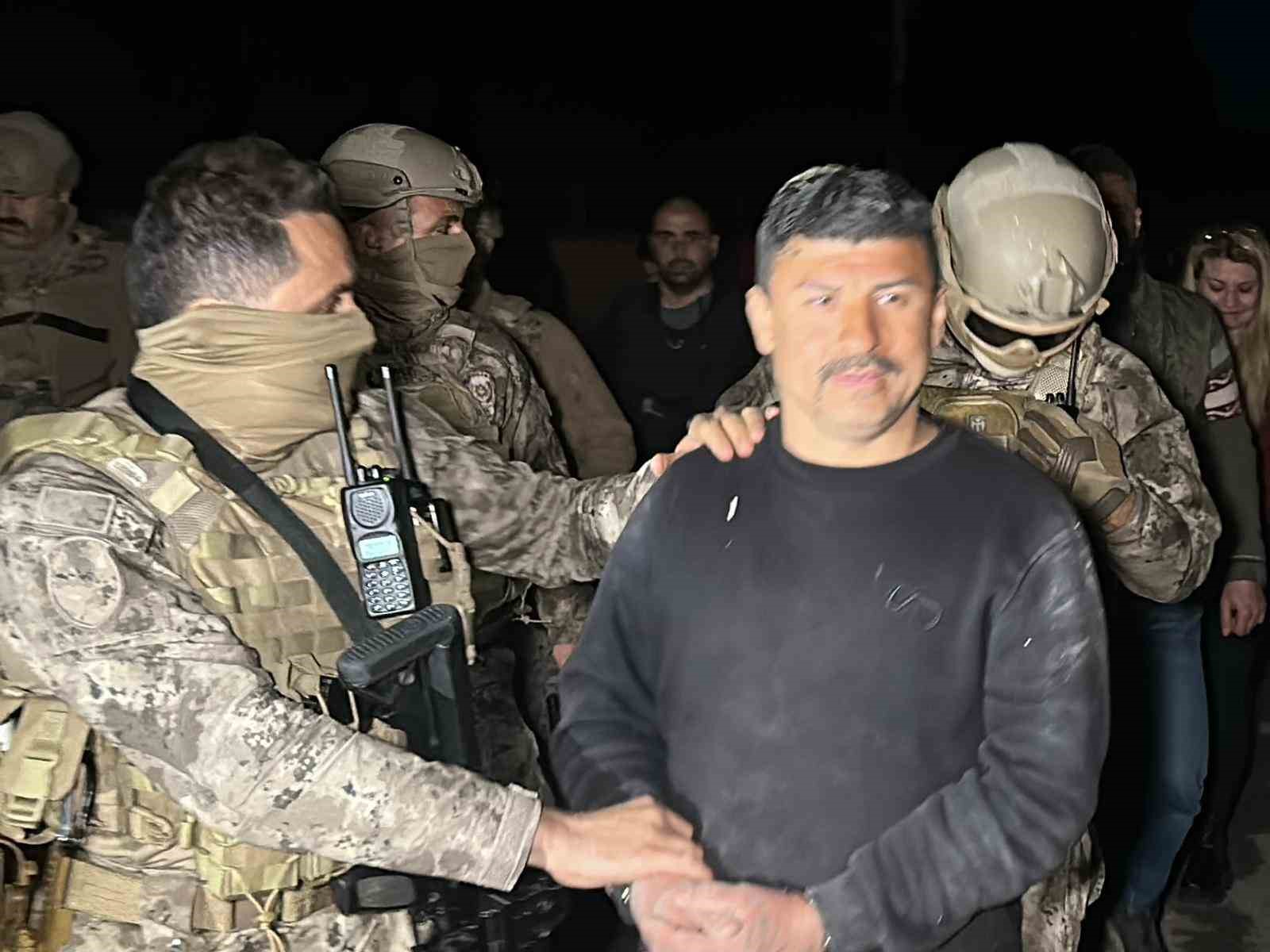 Uşak’ta görev başındaki polis ekiplerine pompalı tüfekle ateş açıldı: 2 polis yaralandı
