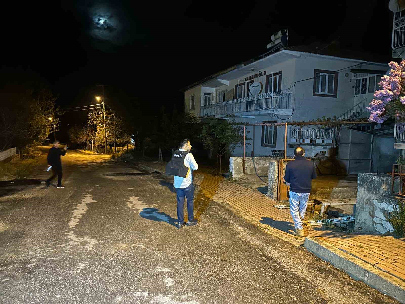 Uşak’ta görev başındaki polis ekiplerine pompalı tüfekle ateş açıldı: 2 polis yaralandı
