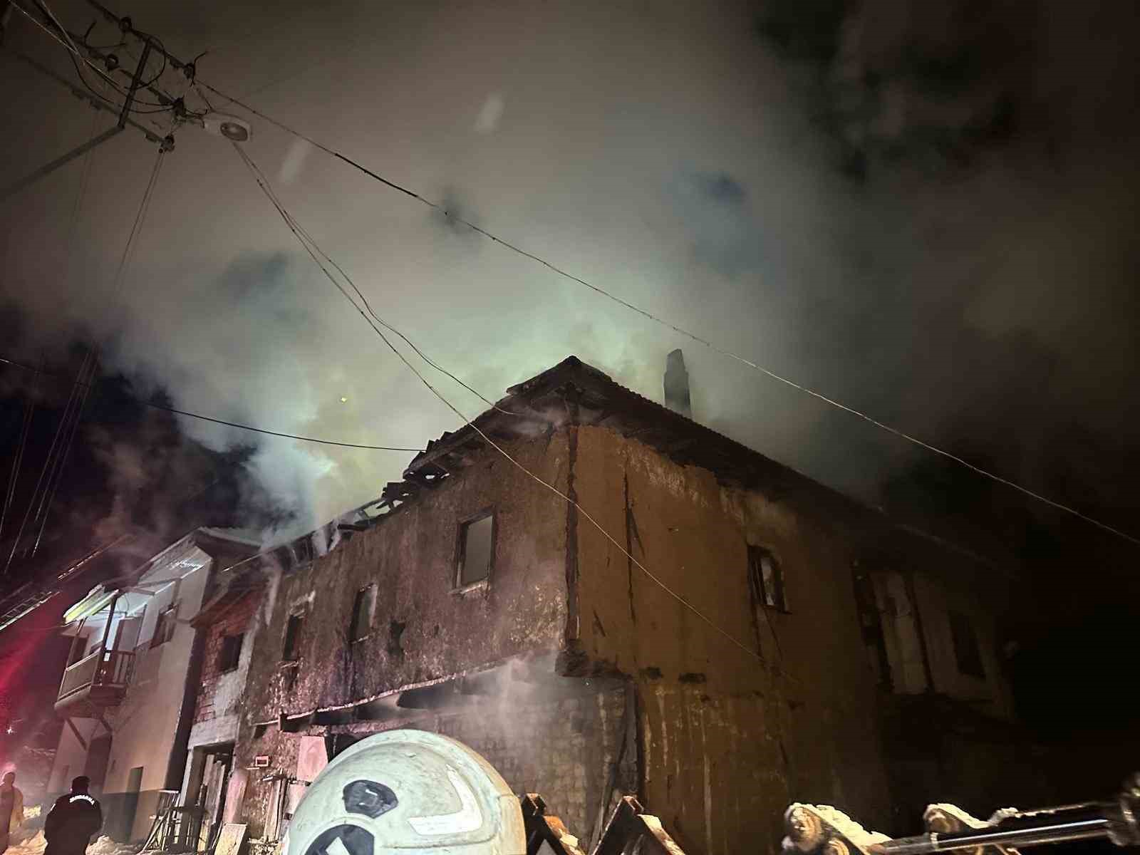 Uşak’ta iki katlı ev yangında küle döndü: Karı-koca dumandan etkilendi
