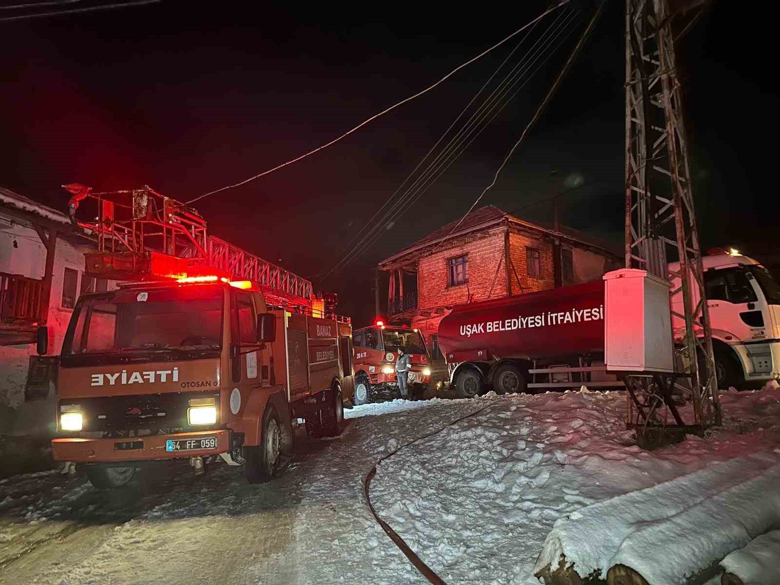 Uşak’ta iki katlı ev yangında küle döndü: Karı-koca dumandan etkilendi
