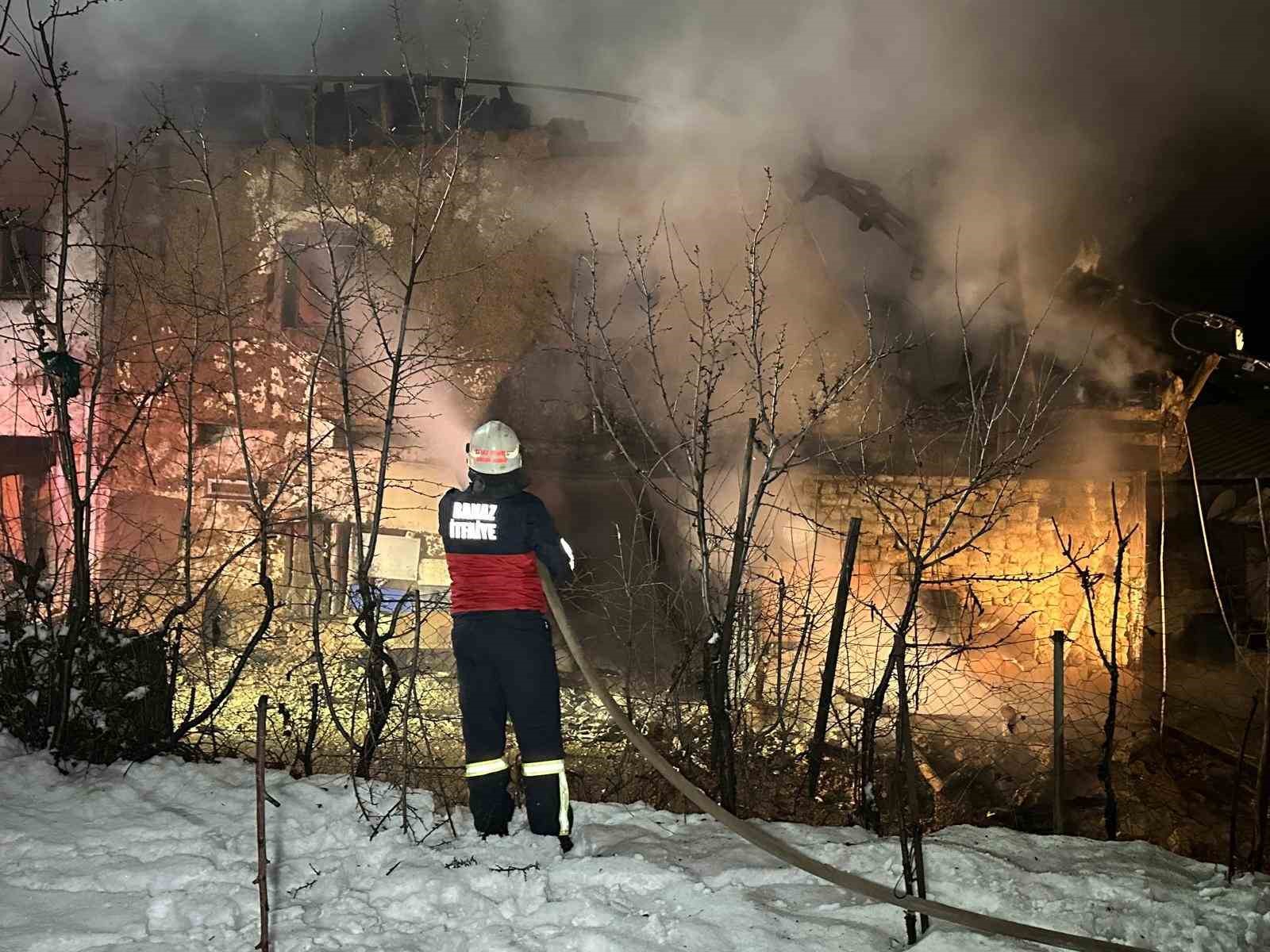 Uşak’ta iki katlı ev yangında küle döndü: Karı-koca dumandan etkilendi
