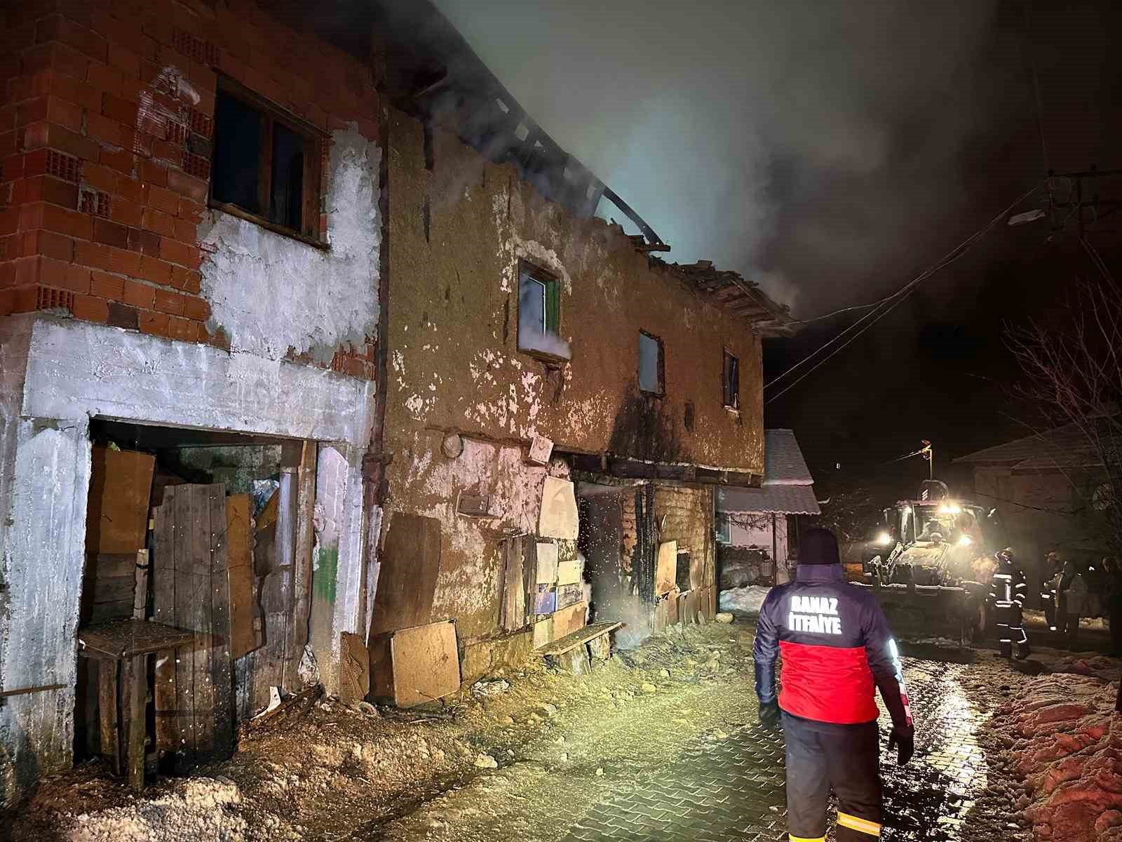 Uşak’ta iki katlı ev yangında küle döndü: Karı-koca dumandan etkilendi
