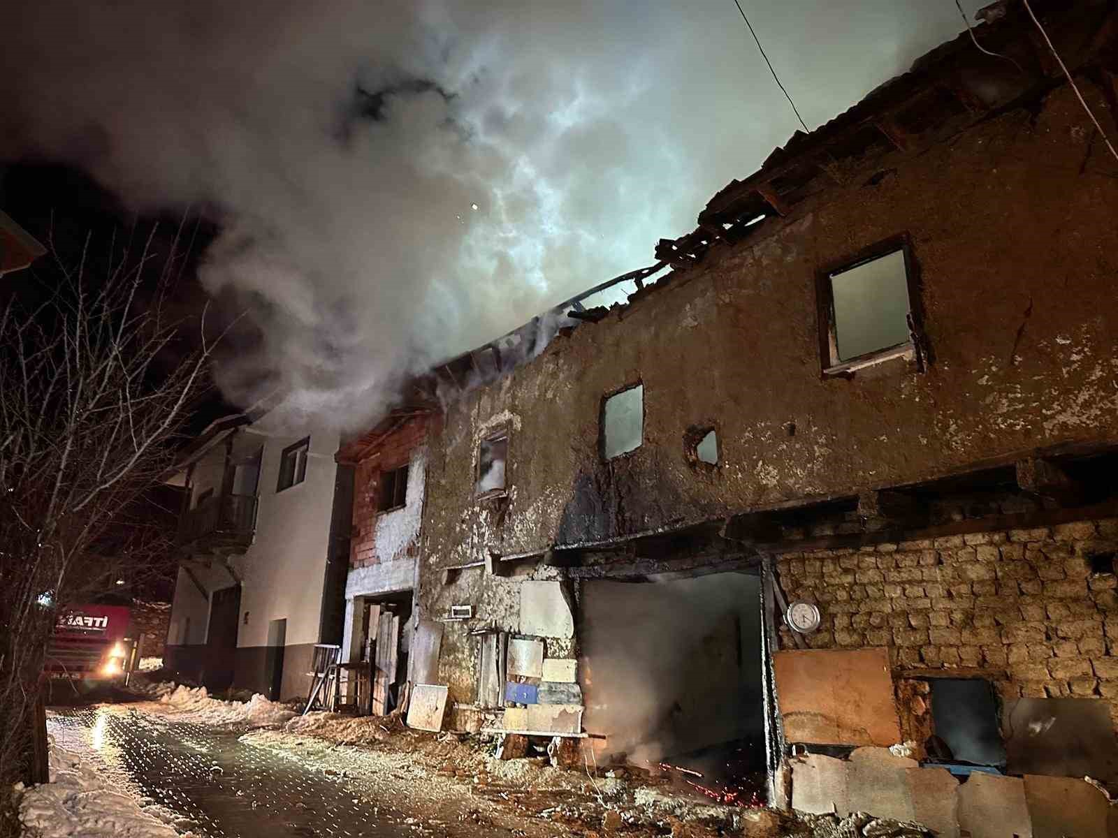 Uşak’ta iki katlı ev yangında küle döndü: Karı-koca dumandan etkilendi
